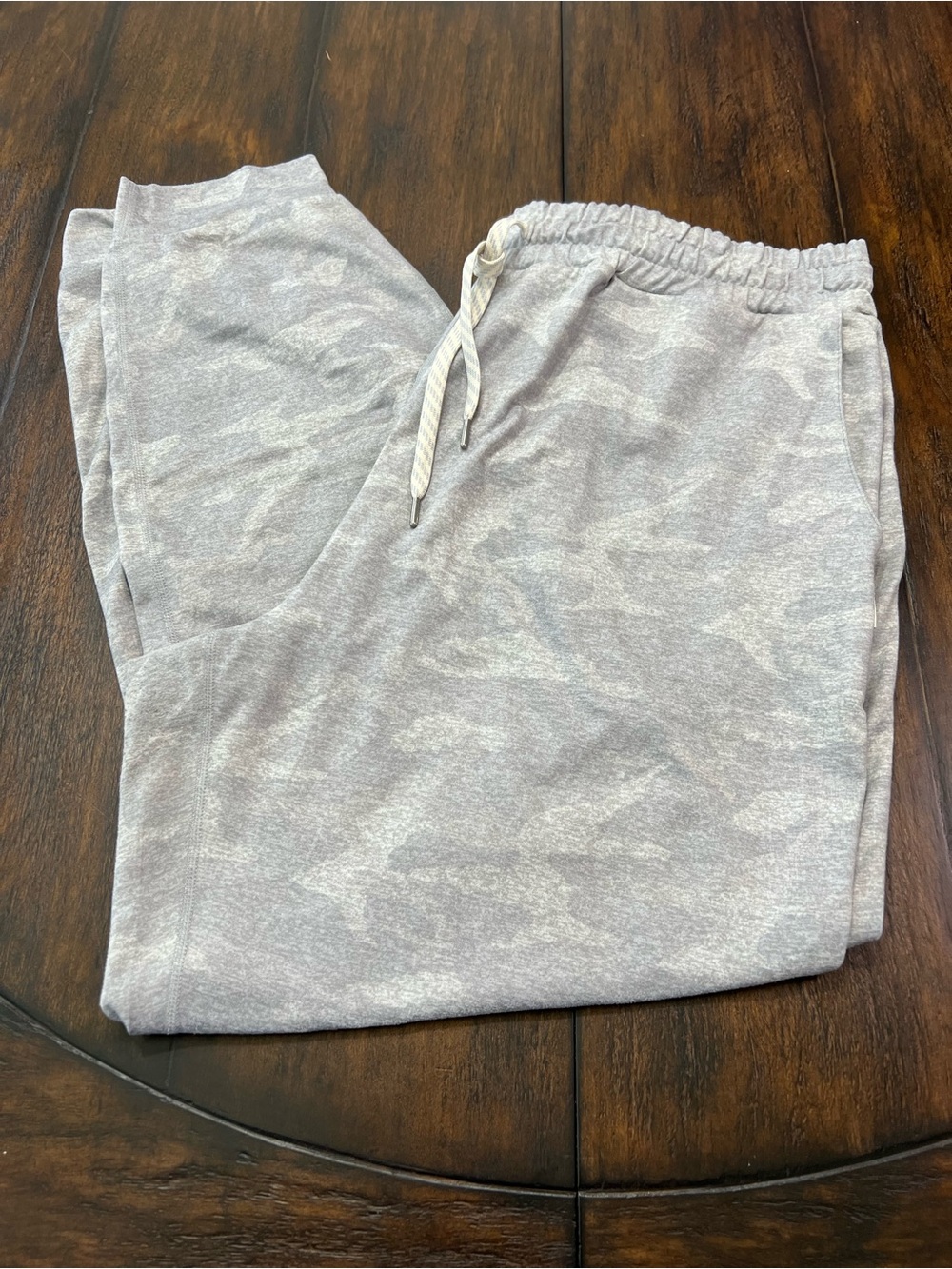 Vuori Women’s Jersey Soft Dream Knit Joggers Sweatpants Pale Gray Camo Size XL